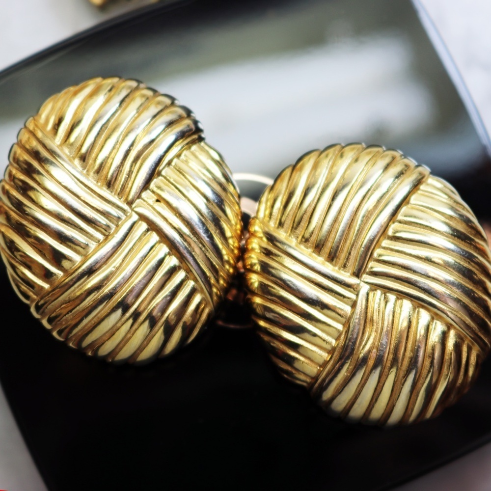 ⚜️ Vintage Givenchy Bijoux Runway Ribbed Gold Knot Clip-On Earrings - Picture 5 of 16